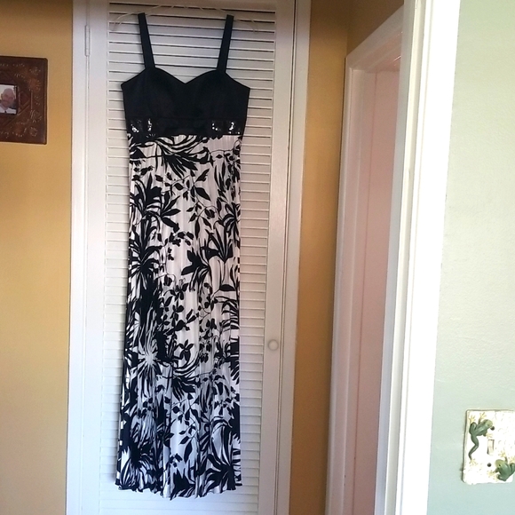 🖤Black🖤 & White Pleated Long Dress - Picture 1 of 14